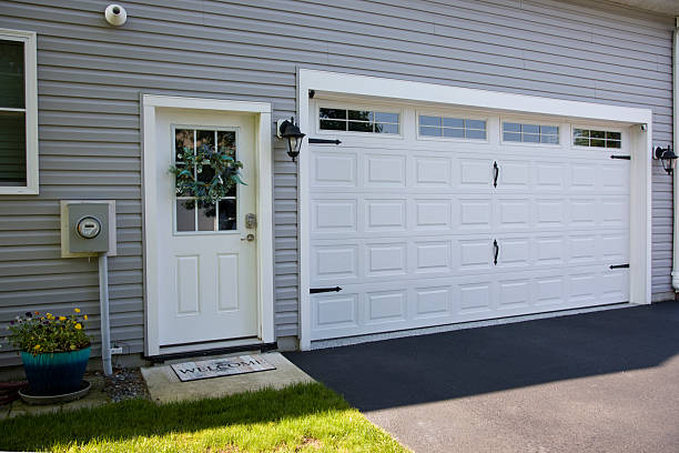 24/7 Emergency Garage Door Panel Replacement experts in Cloverdale, IN